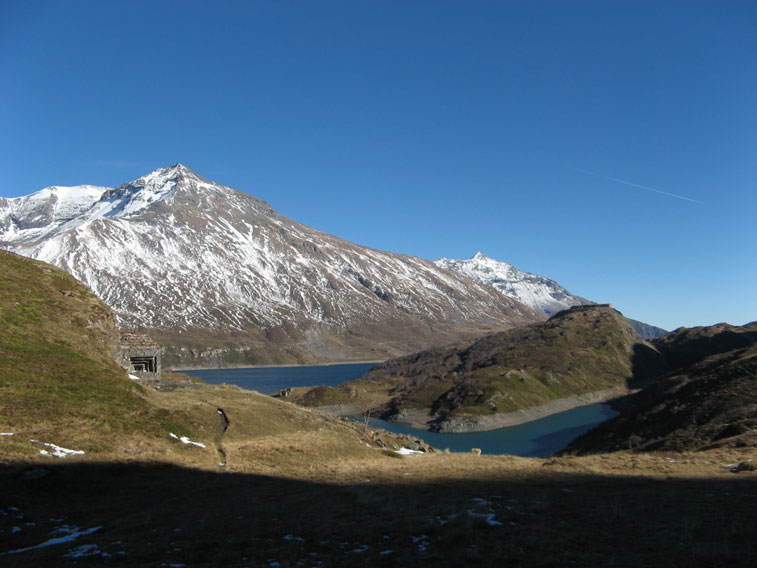 Il malloppo occidentale del Centro 14.Sullo sfondo i monti Lamet e Rocciamelone.Sulla sommità dell'altura il Forte Varisello