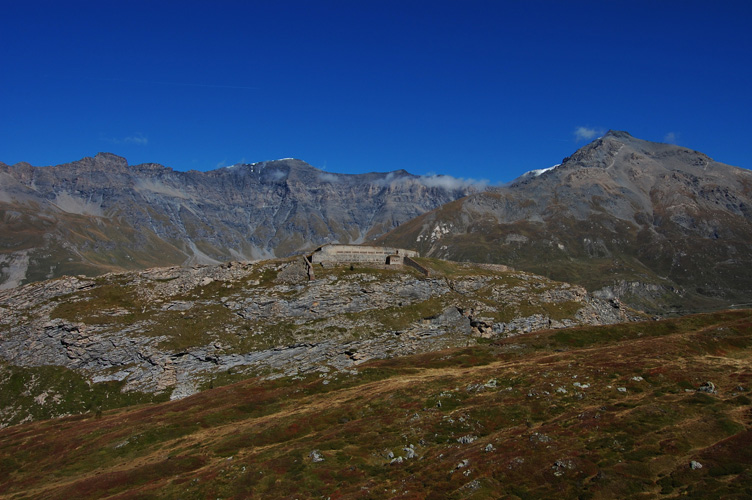 Moncenisio Forte Varisello-Sullo sfondo le cime Lamet e Roncia