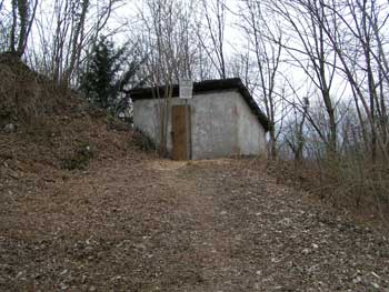 la casupola con torretta dalla stradina