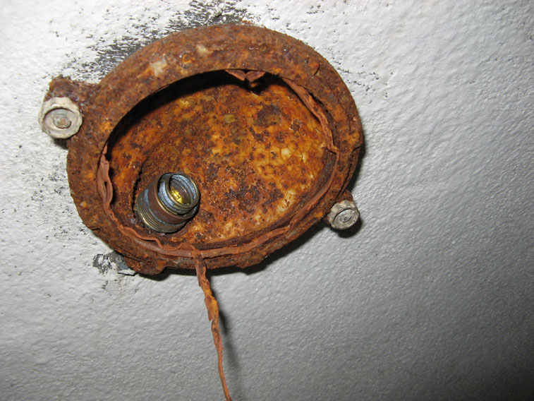 Portalampada sul soffitto di un cunicolo all'interno di un Centro al Moncenisio