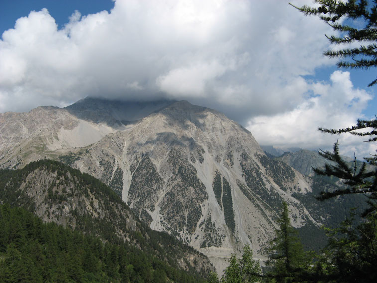 La cima dello Chaberton completamente avvolta dalle nuvole vista da Rocca Clarì
