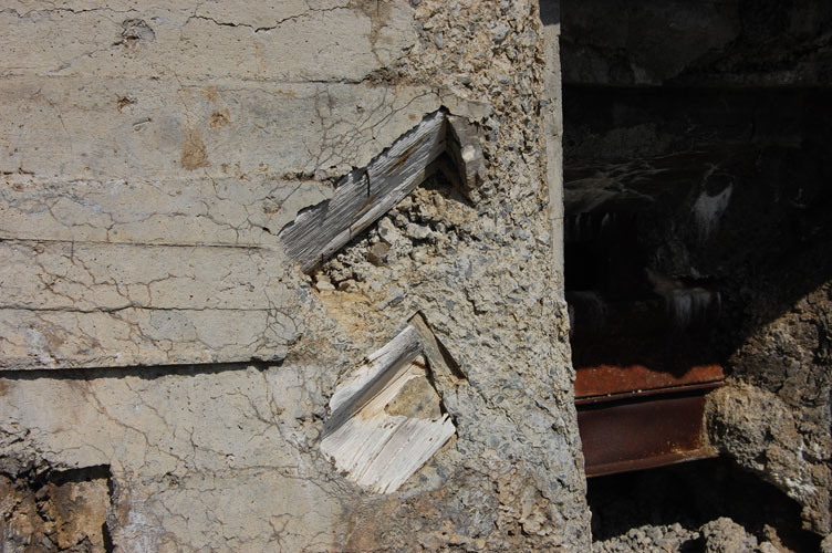 Legno all'interno di una gettata di cemento in un malloppo