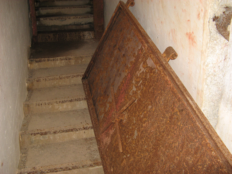 Moncenisio Centro 21-Porta stagna lungo le scale