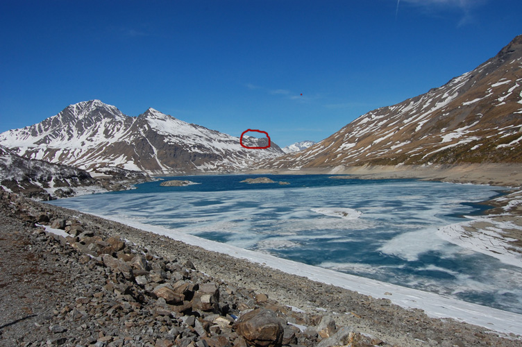 Moncenisio-All'interno del cerchio rosso il forte francese della Petite Turrà dal quale è stata scattata la foto precedente