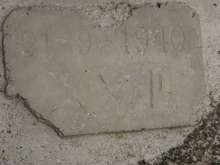Placca presente sul basamento dell'asta della Bandiera al Ricovero-Caserma XX zona di Bardonecchia