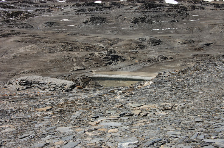 Moncenisio fondo lago-Particolare della zona con la diga ad arco