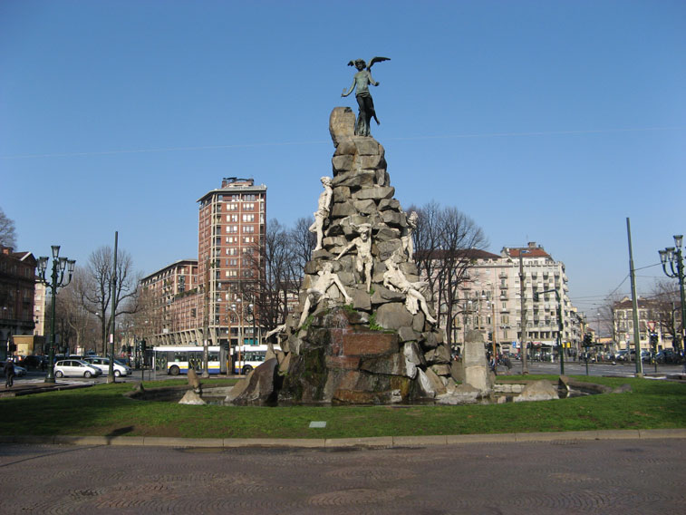 18 marzo 2015 Torino-Piazza Statuto,il monumento ai caduti del Freius