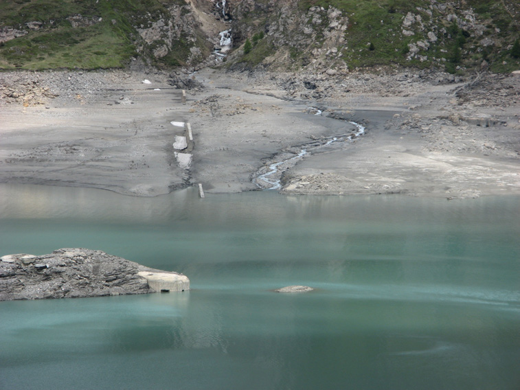 Il malloppo mitragliatrici del Centro 18 è sempre più sommerso dall'acqua.Sullo sfondo il torrente Roncia e lo sbarramento anticarro omonimo