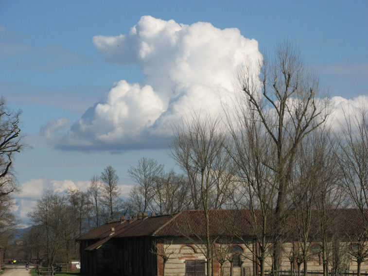 26 marzo 2015 Parco La Mandria-Nubi sulla cascina Vittoria