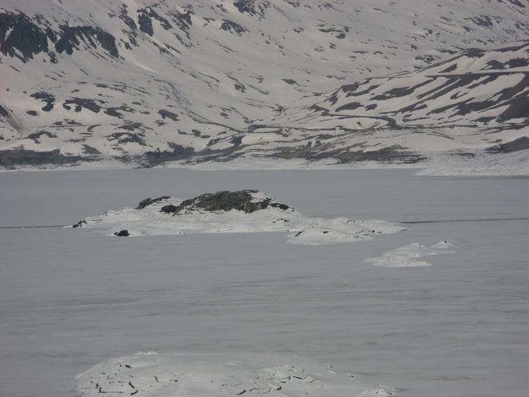 Moncenisio-Il malloppo mitragliatrici del Centro 18 emergente dal ghiaccio