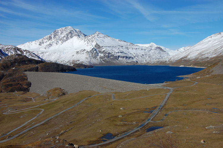 Il lago del Moncenisio ai primi di novembre del 2013,il livello del lago è praticamente al massimo e ormai tutte le opere sono sommerse