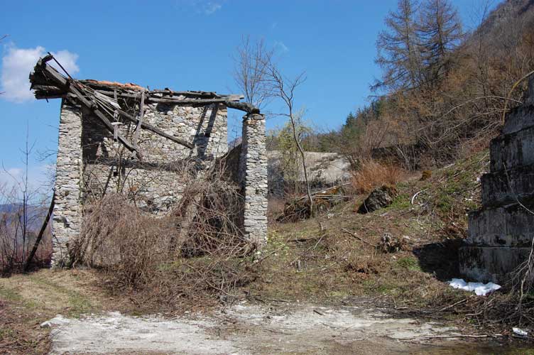 Abbiamo raggiunto il sito,in primo piano i ruderi di una baracca