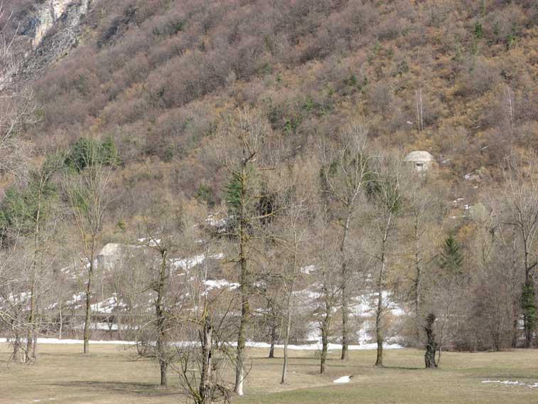 La nostra meta odierna.Visibili fra l'ancòra scarsa vegetazione Il Blocco d'ingresso e l'Osservatorio dell'Opera 7