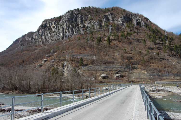 Percorriamo il ponte sullo Stura di Demonte lasciandoci alle spalle l'Opera 5