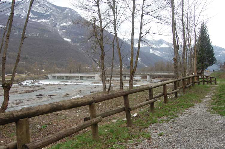 Parcheggio dell'auto nei pressi della chiesetta di San Membotto,sullo sfondo l'omonimo ponte