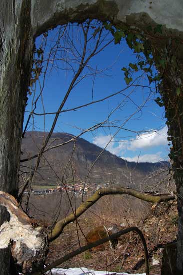 Siamo all'aperto,ci accolgono il cielo azzurro e la vista su Moiola