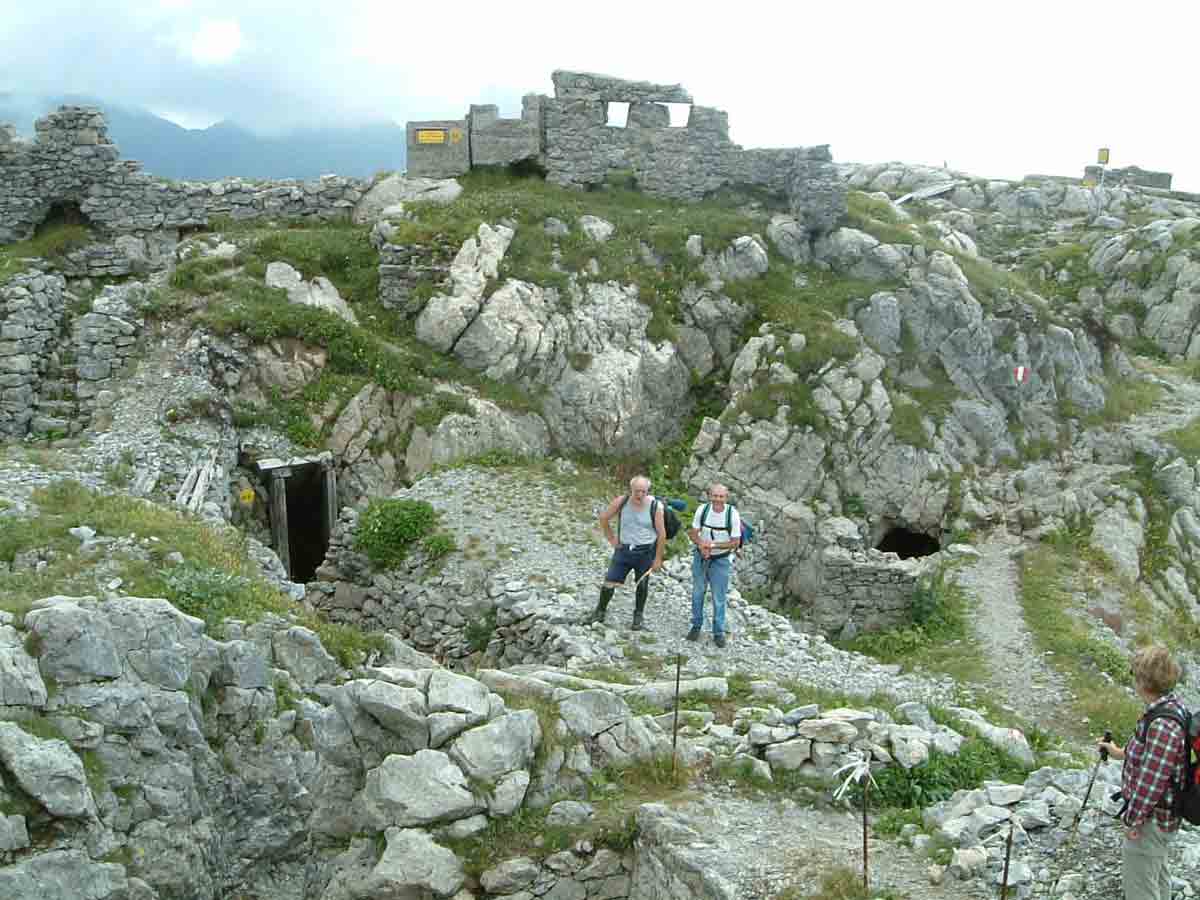 nelle trincee austriache prospicenti il trincerone italiano