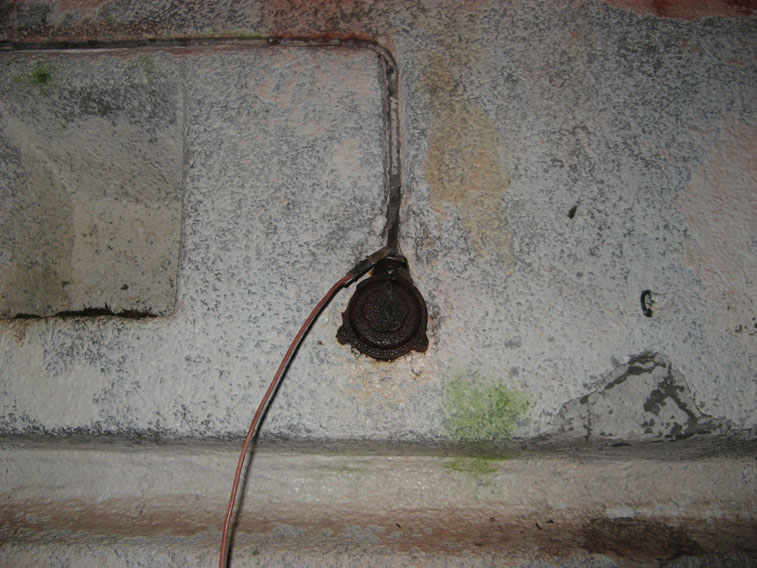 Filo elettrico lungo la parete e scanalatura vuota