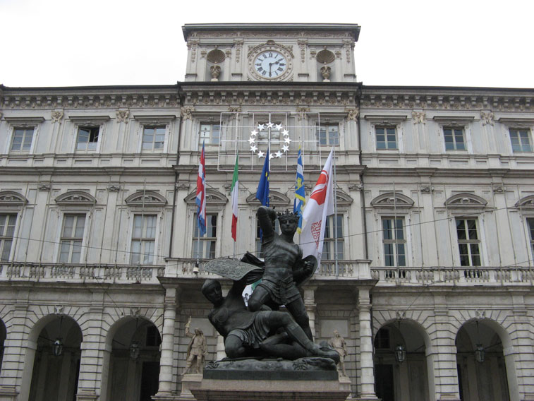 26 aprile 2015 Torino-Monumento al Conte Verde e facciata del Municipio