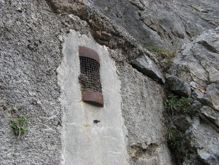 Presa d'aria murata sopra l'ingresso del Centro 38 Caposaldo Scala