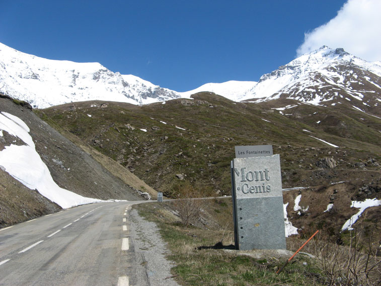 Percorrendo la RN 6 ritorniamo alla vettura parcheggiata al Pian delle Fontanette