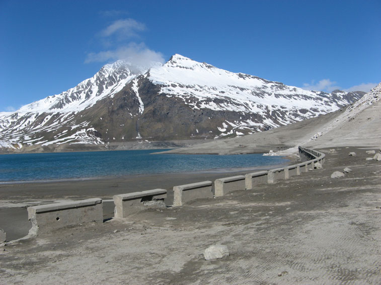 In fondo al lago percorriamo la sede della ex SS 25