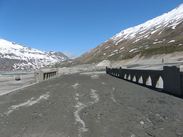 Il Ponte Rosso che permetteva alla ex SS 25 di superare il torrente Roncia