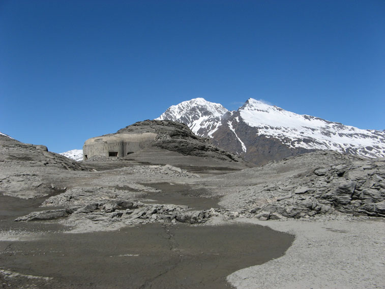 Il malloppo mitragliatrici-ingresso del Centro18