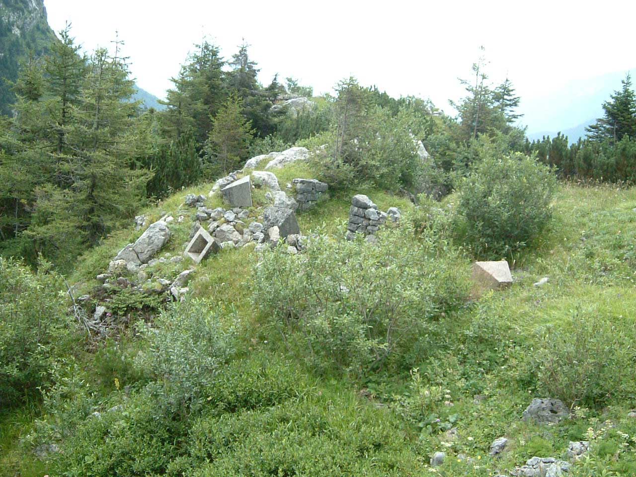 resti di trincea nell' avvallamento