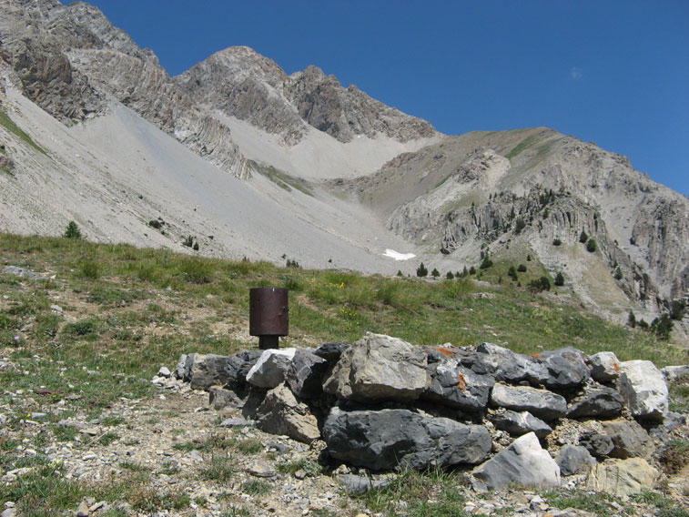 Presa d'aria della Batteria B14-Visibile sullo sfondo la cima del Monte Chaberton sede della 515a Batteria GaF