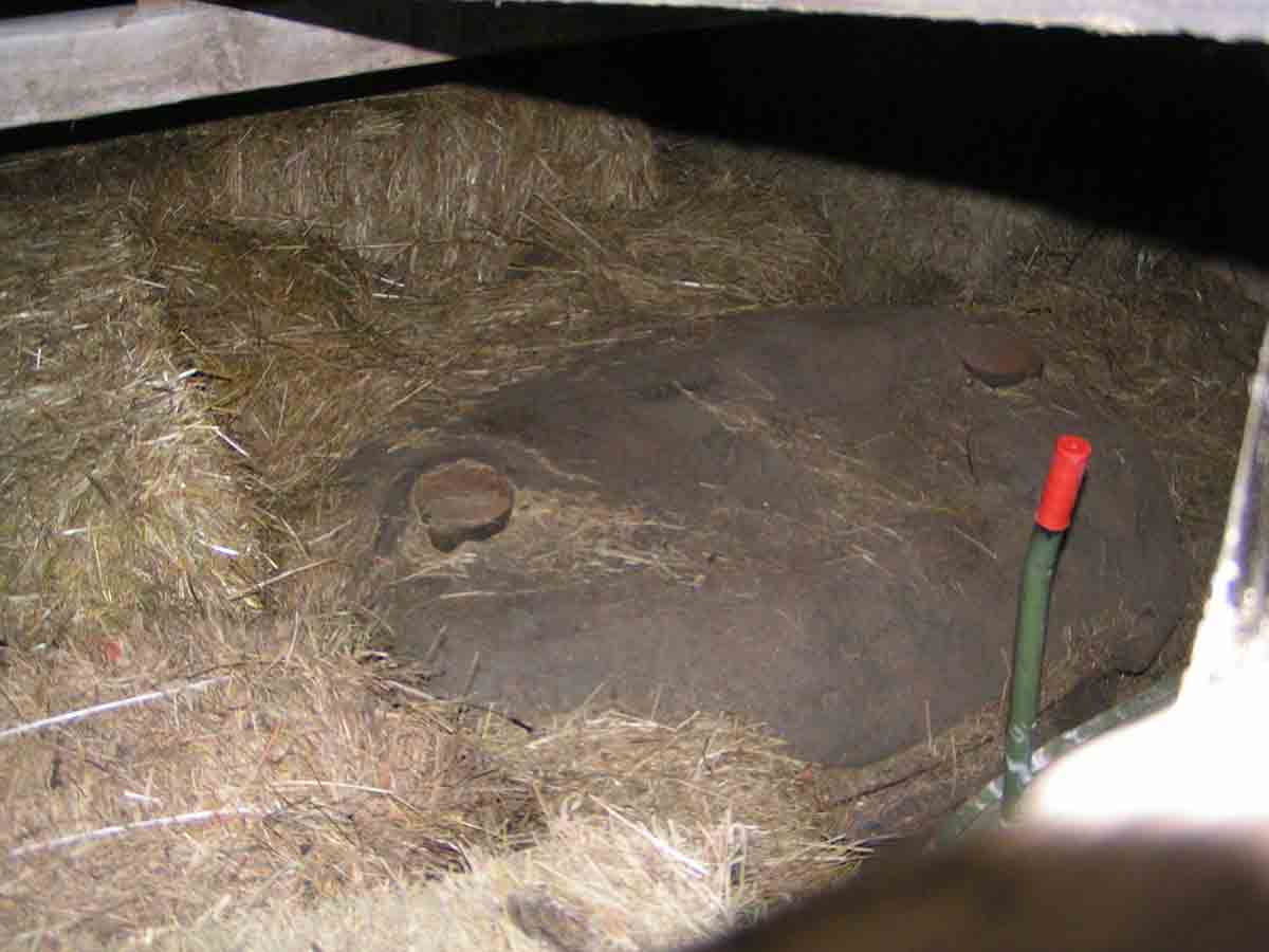 la torretta x M sommersa dal fieno e una carriola