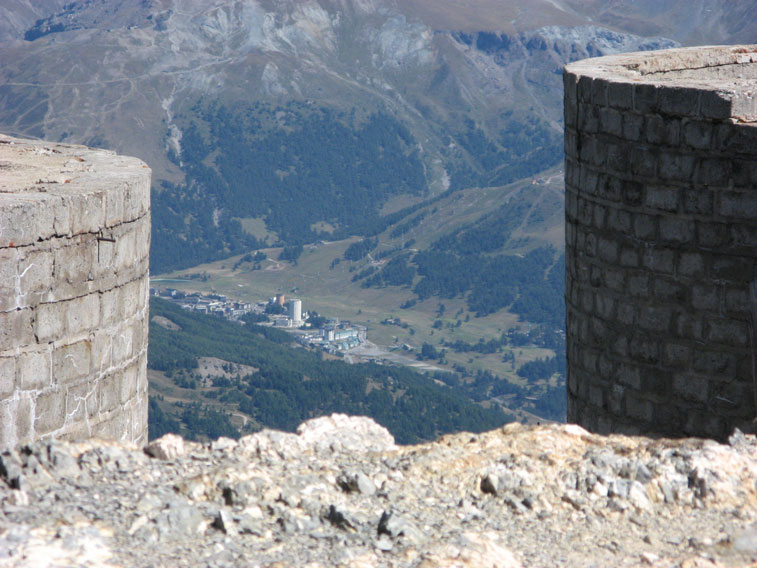 Sestriere,arrivo della tappa odierna del Giro d'Italia visto dalla cima dello Chaberton