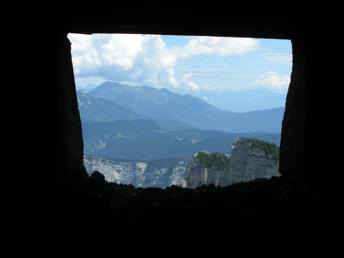 postazione per cannone a Cima della Caldiera, sullo sfondo a sx il Grappa , sutto cima dei Castelloni di S. Marco