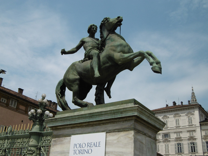 9 giugno 2015 Torino-Piazza Castello,monumento equestre al dioscuro Castore-Sullo sfondo il Palazzo Reale