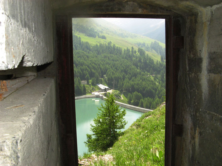 Il lago e la diga di Rochemolles visti dall'ingresso del Centro 62