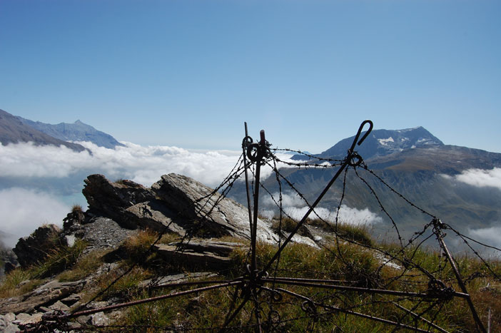 Moncenisio Passo della Beccia-Reticolati e oltre le nubi l'Italia