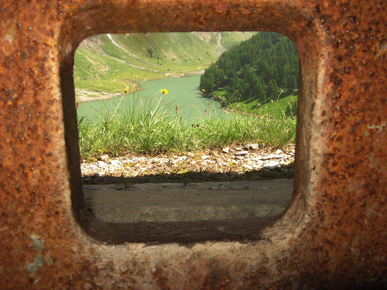 Il lago di Rochemolles visto dalla feritoia della piastra piana del malloppo mitragliatrice del Centro 62