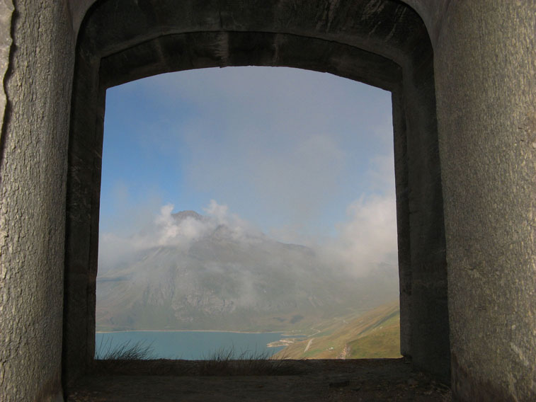 Il lago del Moncenisio e Cima Clairy visti da una cannoniera del Forte Roncia