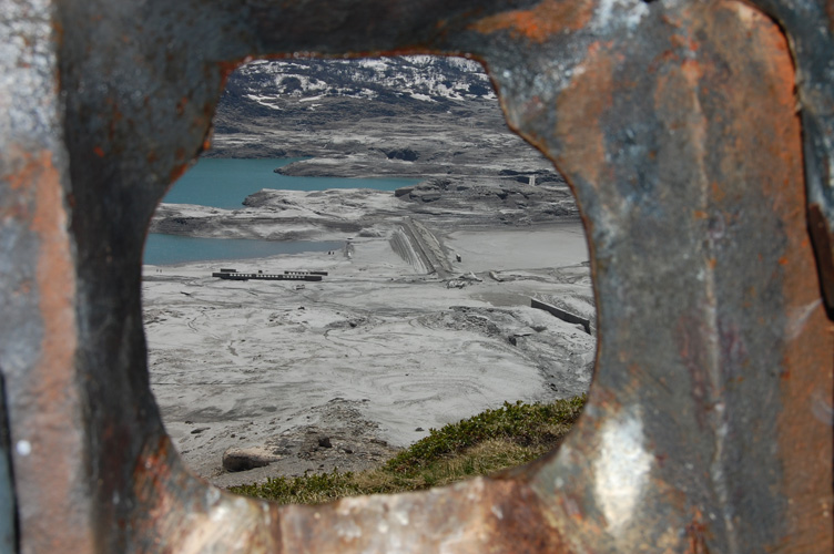 Moncenisio-Osservando il fondo lago dalla feritoia del Centro di Fuoco 20