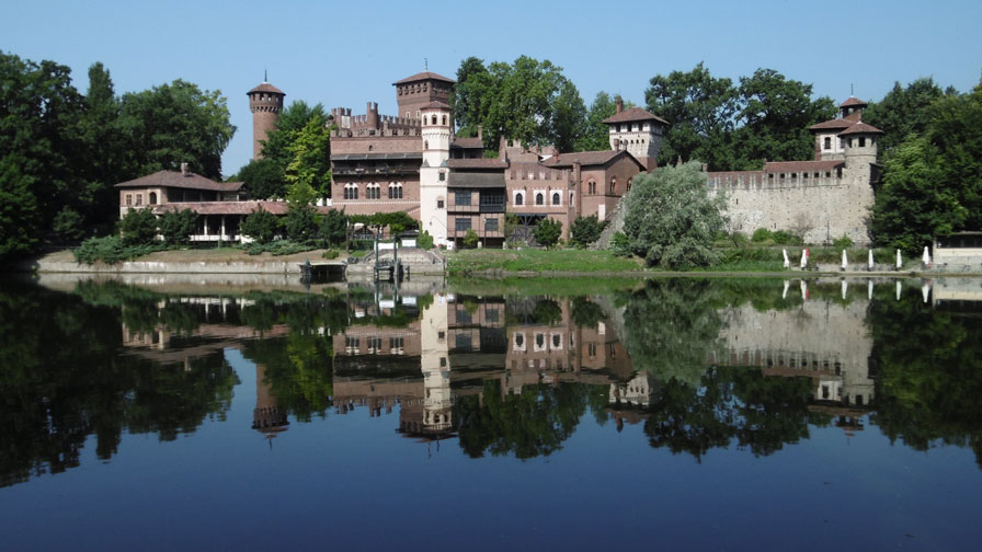 20 luglio 2015 Torino-Il Borgo Medievale del Valentino si specchia nel Po