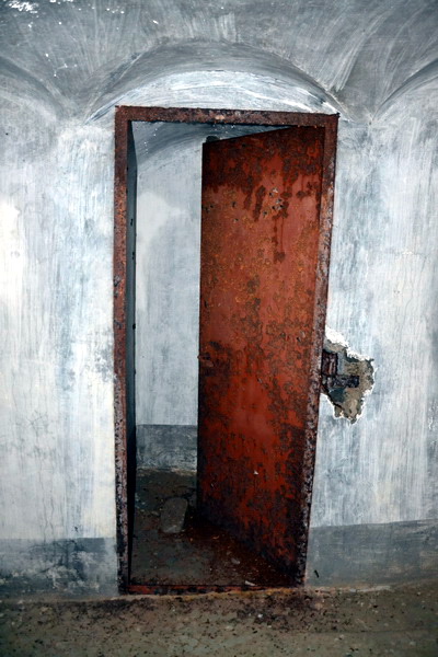 Latrina con ancora la sua porta