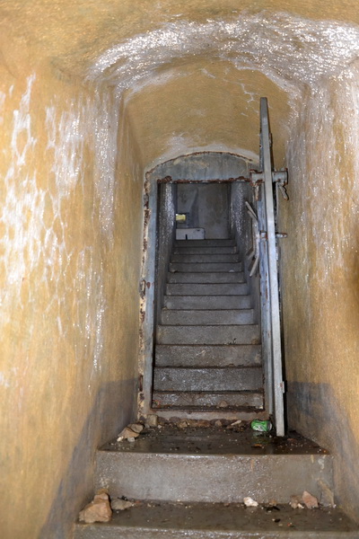 Porta stagna e scalinata arma 1