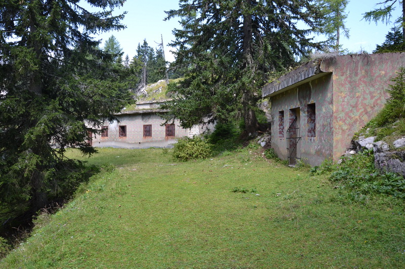 Sulla destra il forno e in fondo la casermetta