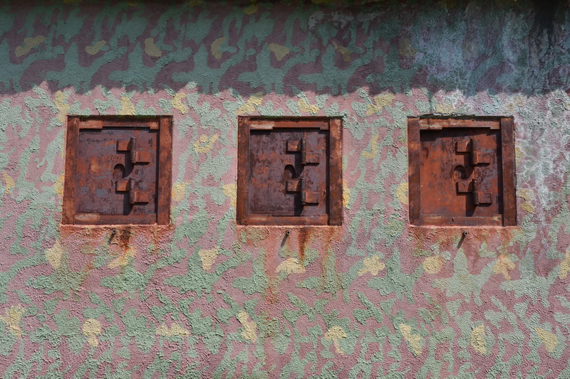 Le tre finestre delle latrine, anch'esse con feritoia