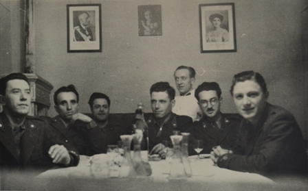 Gli ufficiali del Coppa a tavola. Notare, sulla parete, i ritratti di Vittorio Emanuele III e di Elena del Montenegro e, a sinistra, la monumentale stufa in cotto.