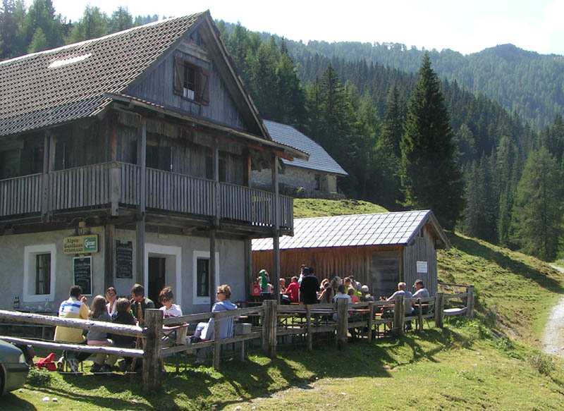 la gasthaus austriaca alla sella di Lom 1499 mt.