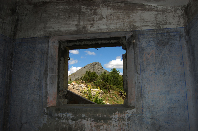 Il Monte Courbion visto dal corpo di guardia della Batteria B11