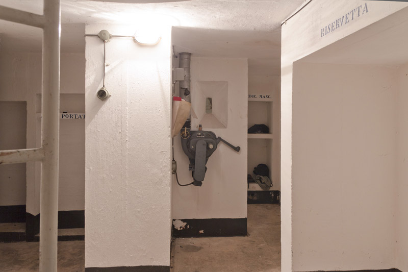 Sotto alla cupola. A sinistra il cunicolo verso l'uscita di sicurezza, a destra quello verso l'ingresso.