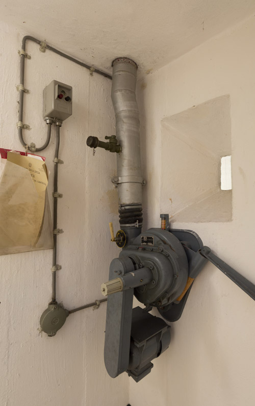 Ventola, motore da 100W a 24V DC, manovella per azionamento manuale. Annessa busta con le istruzioni per l'uso dell'impianto.