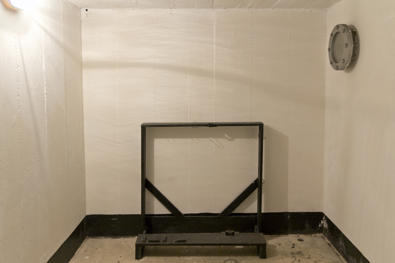 Locale per il previsto impianto di filtropressurizzazione, occupato dalla rastrelliera armi portatili. Sulla destra, la presa d'aria dal locale polmone.